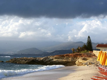 Հունաստանի ափերի մոտ նավ է այրվում, որում գտնվում է 237 ուղևոր