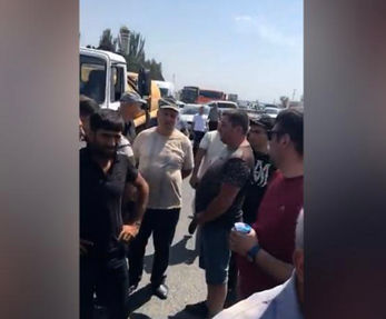 Ջուր չկա, պոմիդորը լրիվ փչացել ա. արտաշատցիները փակել են Երեւան-Արտաշատ ճանապարհը