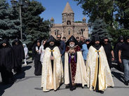 Սուրբ Հովհաննես Մկրտչի և Աթանագինե եպիսկոպոսի մասունքները տարվել են Շողակաթի վանք