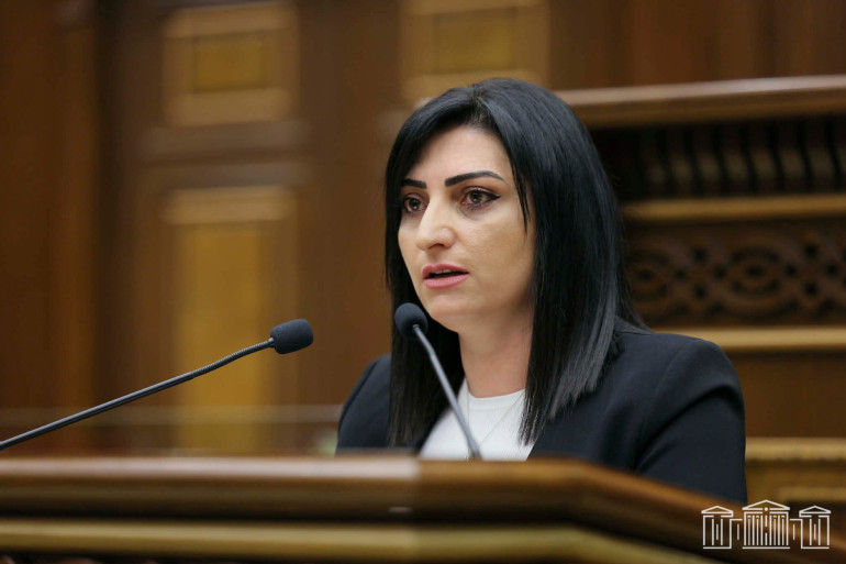 Եթե Ալեն Սիմոնյանի եղբոր կնոջ կալանքը ՀՀ գլխավոր դատախազը փոխեց իր նախաձեռնությամբ, ինչո՞ւ նույն իրավական մոտեցումը չի կիրառվում քաղբանտարկյալ Լիդիա Մանթաշյանի նկատմամբ: Այս մասին գրել է «Պատիվ ունեմ» խմբակցության պատգամավոր Թագուհի Թովմասյանը: