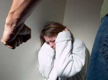 Ամուսինը ծեծել է կնոջը, հետո զենքն ուղղել նրա վրա՝ սպառնալով սպանել