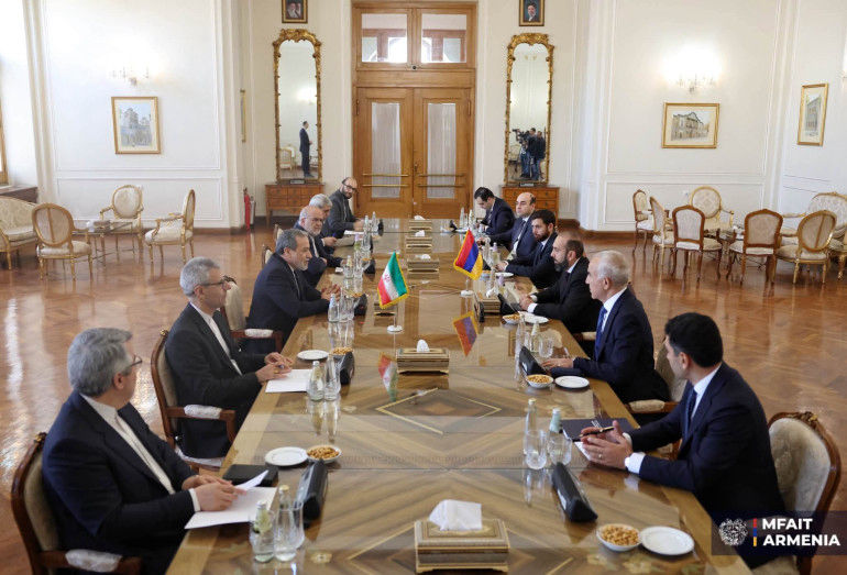 ՀՀ արտաքին գործերի և միջազգային առևտրի նախարար Արարատ Միրզոյանը հանդիպում է ունեցել ԻԻՀ արտաքին գործերի նախարար Սեյեդ Աբբաս Արաղչիի հետ։