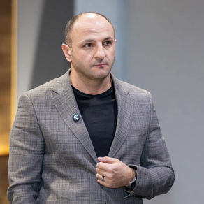Խուզարկում են Գյումրիի ավագանու անդամ, «Հայաստան» դաշինքի պատգամավորի թեկնածու Կարեն Սիմոնյանի բնակարանը