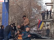 Լարված իրավիճակ՝ Երևանում․ ոստիկանության Նոր Նորքի բաժնի մոտ պայթյուն է հնչել․ 2 քաղաքացի նռնակով զինված սպառնում են այն պայթեցնել