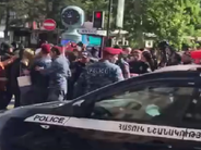 Մեծաթիվ ոստիկաններ թույլ չեն տալիս իրազեկման ակցիա իրականացնել