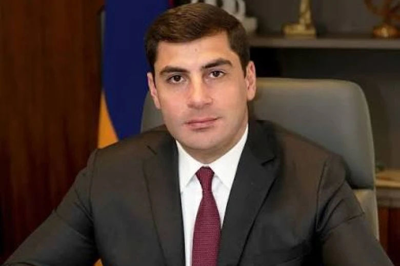 «Իրավունք» թերթը գրում է. «Հոկտեմբերի 25-ին կայանալիք Ջերմուկ համայնքի ավագանու ընտրություններում «Քաղաքացիական պայմանագիր» կուսակցության նախընտրական ցուցակը գլխավորելու է Վահագն Արսենյանը։ Այս մասին տեղեկանում ենք ՔՊ-ի պաշտոնական կայքէջից: «Ջերմուկ գրուպ» ընկերության հիմնադիր նախագահ, ՀՀԿ նախկին պատգամավոր Աշոտ Արսենյանի որդի Վահագն Արսենյանը ներկայումս զբաղեցնում է Վայոց ձորի մարզպետի պաշտոնը: