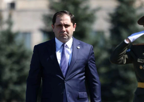 «Հրապարակ» թերթը գրում է. «Բանակում խաղաղ պայմաններում զոհերի աննախադեպ վիճակագրությունը պաշտպանության համակարգում գզվռտոցի առիթ է դարձել։