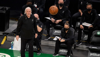 Պոպովիչը դարձավ NBA-ի պատմության առաջին մարզիչը, որը 2000 խաղ է անցկացրել մեկ թիմի մարզչկան ղեկին