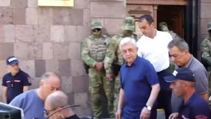 Երբ որ գործի նյութերը ստանանք, էն ժամանակ կխոսենք, բան չեմ հասկանում․ Սերժ Սարգսյանը հեռացավ Հակակոռուպցիոն կոմիտեից