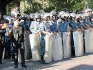 Եկել եմ Նիկոլին տենամ, տղեքը չկան. լարված իրավիճակ ԱԺ-ի մոտ