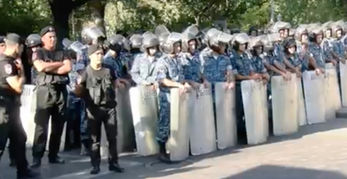 Եկել եմ Նիկոլին տենամ, տղեքը չկան. լարված իրավիճակ ԱԺ-ի մոտ