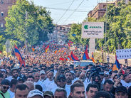 Դեպի Հանրապետության հրապարակ եկող բազմամարդ երթի մի ծայրը Բաղրամյան պողոտայի սկզբում է, մյուսը՝ Ֆրանսիայի հրապարակում