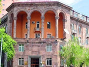 «Ժողովուրդ». Բրյուսովի համալսարանում իրավիճակը դեռ լարված է. Դավիթ Գյուրջինյանը որոշել է «կար ու ձև» անել համալսարանը