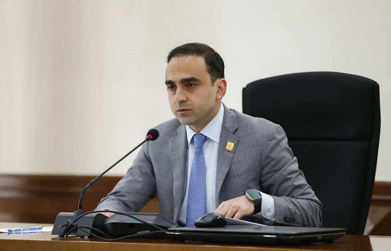 Շտապօգնության ծառայության որակը էականորեն բարձրացել է: Դա, մեր քաղաքացիների կողմից արած մեկնաբանություներից էլ ակնհայտ է դառնում: Այս մասին Երևանի քաղաքապետարանում գործակարգավարական խորհրդակցության ժամանակ ասել է քաղաքապետ Տիգրան Ավինյանը: