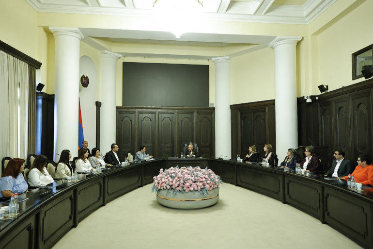 Վարչապետ Նիկոլ Փաշինյանը Կառավարությունում հյուրընկալել է Երևանի և մարզերի մի շարք դպրոցների շուրջ երեք տասնյակ ուսուցիչների: