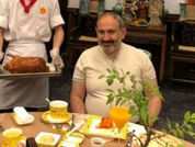 «Հրապարակ». ՔՊ–ականների խնջույքին Փաշինյանը սեփական մատուցողին ու բաժակն է տարել