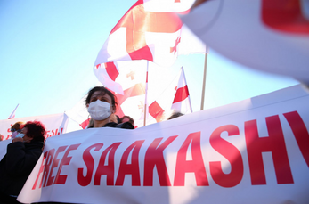 Սաակաշվիլու հարյուրավոր կողմնակիցներ բողոքի երթ են անցկացնում Թբիլիսիում (տեսանյութ)