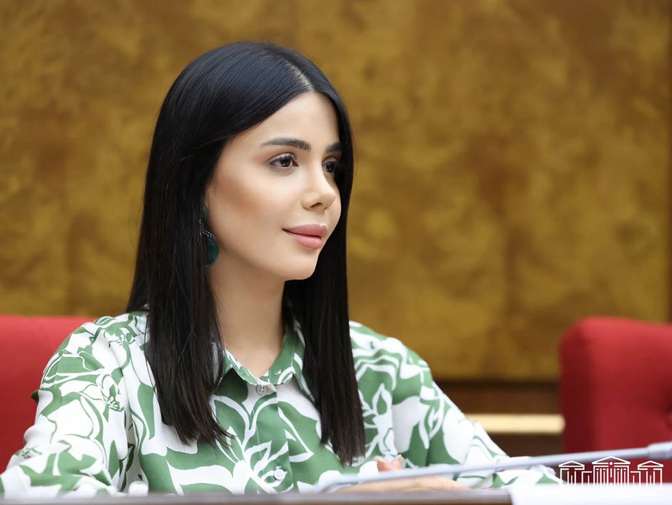 «Հրապարակ» թերթը գրում է. «Գրատախտակի գնացած» պատգամավորուհու՝ Արաքսյա Վարդանյանի պահվածքը բուռն քննարկումների թեմա է դարձել նաեւ իշխանական թիմում: Եվ Նիկոլ Փաշինյանը, ըստ լուրերի, խմբակցության ղեկավարությանը հորդորել է, այսպես ասած ամբախ-զամբախ խոսողների գյամերը քաշել, խոսել չգիտեն թող չխոսեն կամ էլ տեքստերը թող համաձայնեցնեն ղեկավարության հետ։