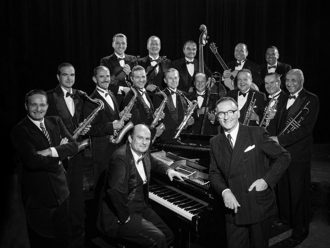bigband stojí okolo klavíru v čele s uměleckým vedoucím 