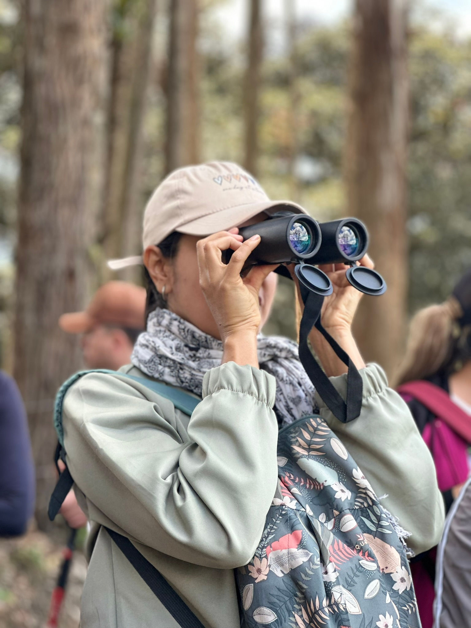 Participante del curso de iniciación al avistamiento de aves usando binoculares en bosque alto andino