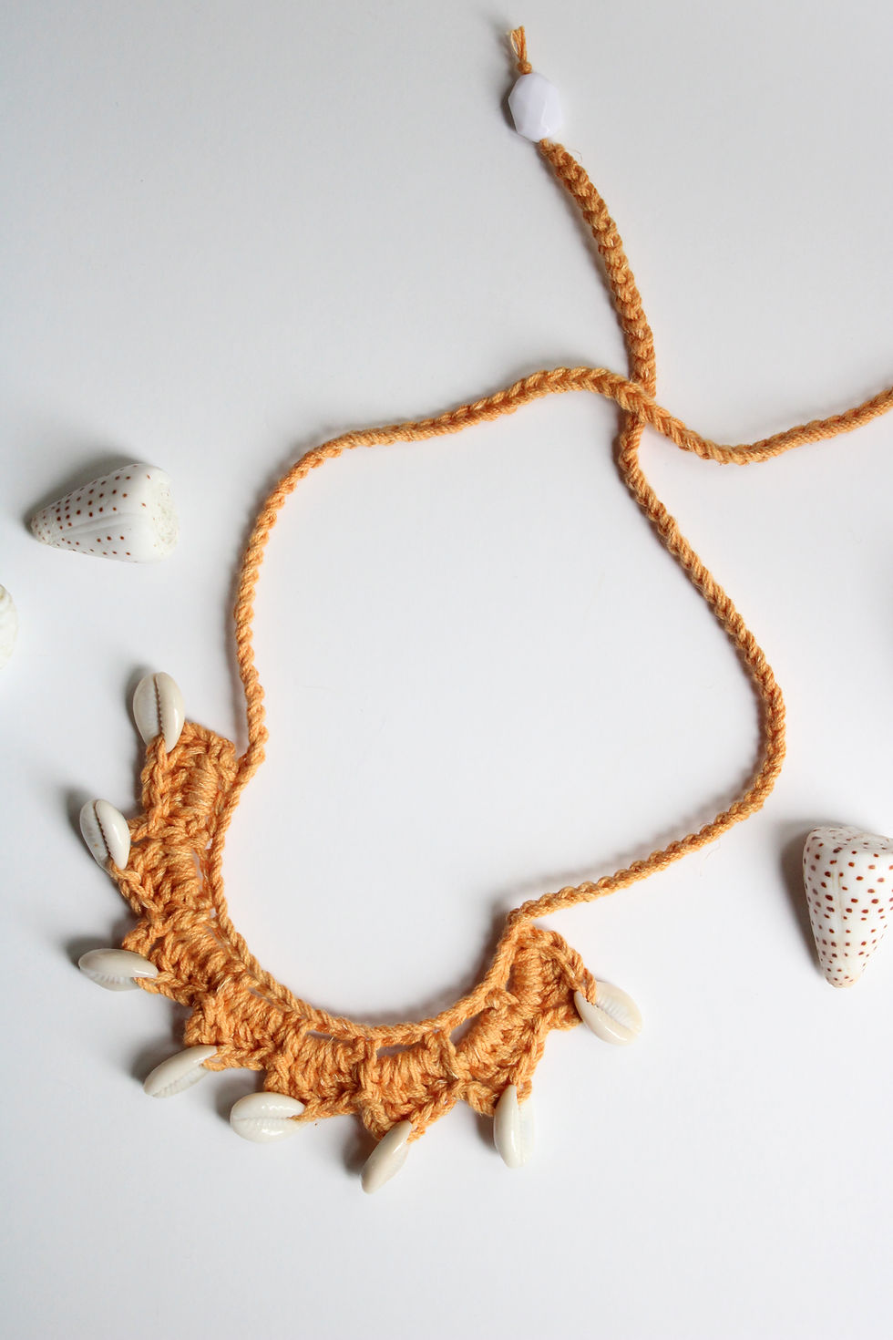 Miniatura: Colar Laranja em Crochet com Conchas – Porta‑19