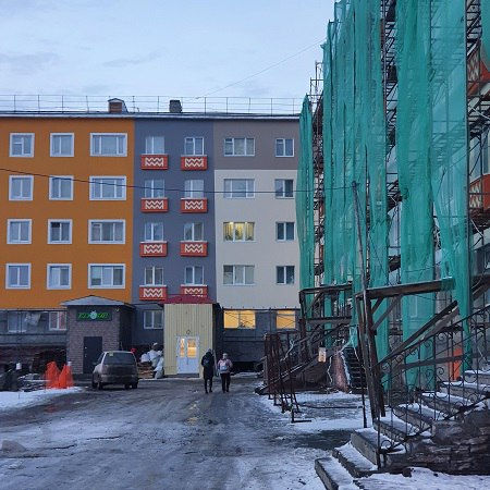 Разработка и оптимизация типовых решений для ремонта и усиления зданий и сооружений в Арктике. Исследование направлено на разработку типовых проектно-технических решений (технологических регламентов) ремонта и восстановления строительных конструкций, а также укрепления оснований зданий и сооружений с использованием высокоэффективных материалов.
Цель — повышение надежности и долговечности объектов в условиях Арктики.