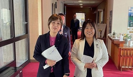 【明日は一般質問】明日一般質問を控えた同期の小原なおみ議員と議場に向かう途中を鈴木一史県議に撮影してもらう。