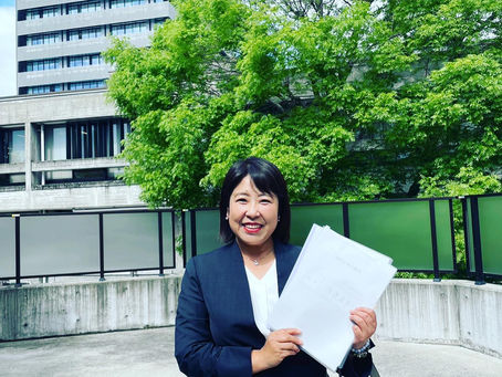 議員徽章を頂戴し襟元に着用させていただきました。