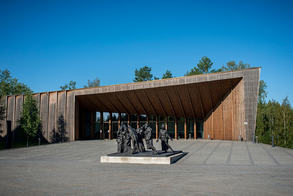 Gösta-paviljonki Serlachius-museoissa Mäntässä, edustalla Matthew Day Jacksonin pronssiveistos Mahtava lohduttomuus (2013).