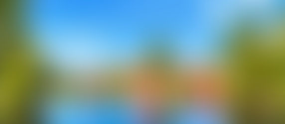 Perinteisiä punaisia puutaloja veden äärellä Taalainmaalla Ruotsissa.