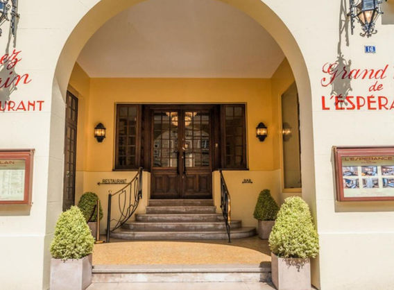 Le Grand Hôtel de L’Espérance*** sisäänkäynti. Aarrematkat.