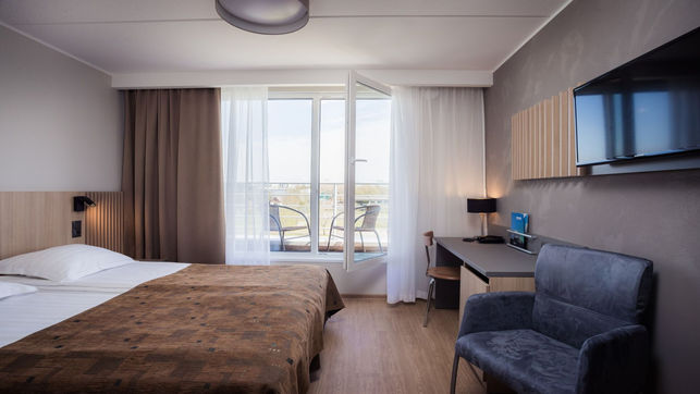 Hiihtolomamatka Pärnuun, 23.-25.2.2024, Hestia Hotel Strand huone, Aarrematkat.