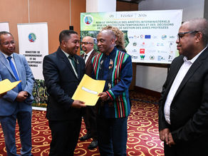 Équipe du GERP célébrant l’obtention de l’autorisation de gestion provisoire de l’aire protégée d’Efatsy Manombo, marquant une étape clé dans la conservation des lémuriens à Madagascar.