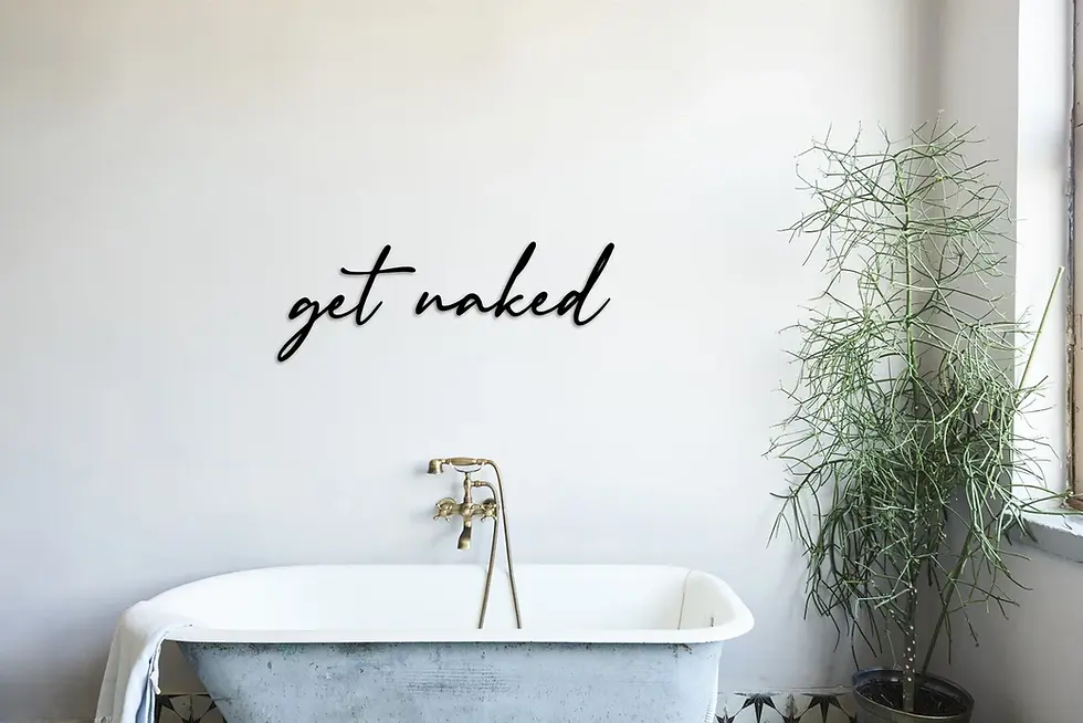 3d Wandbild aus Holz im Badezimmer über Badewanne, Spruch: get naked