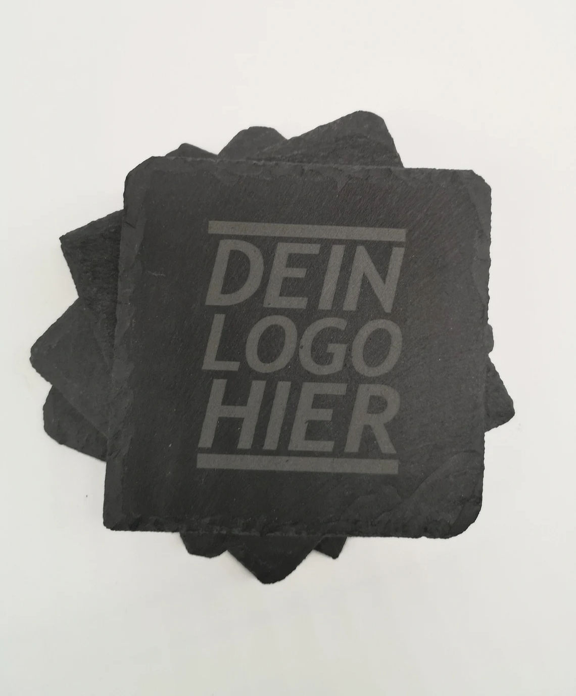Set von Schieferuntersetzern mit der Gravur "DEIN LOGO HIER". Draufsicht.
