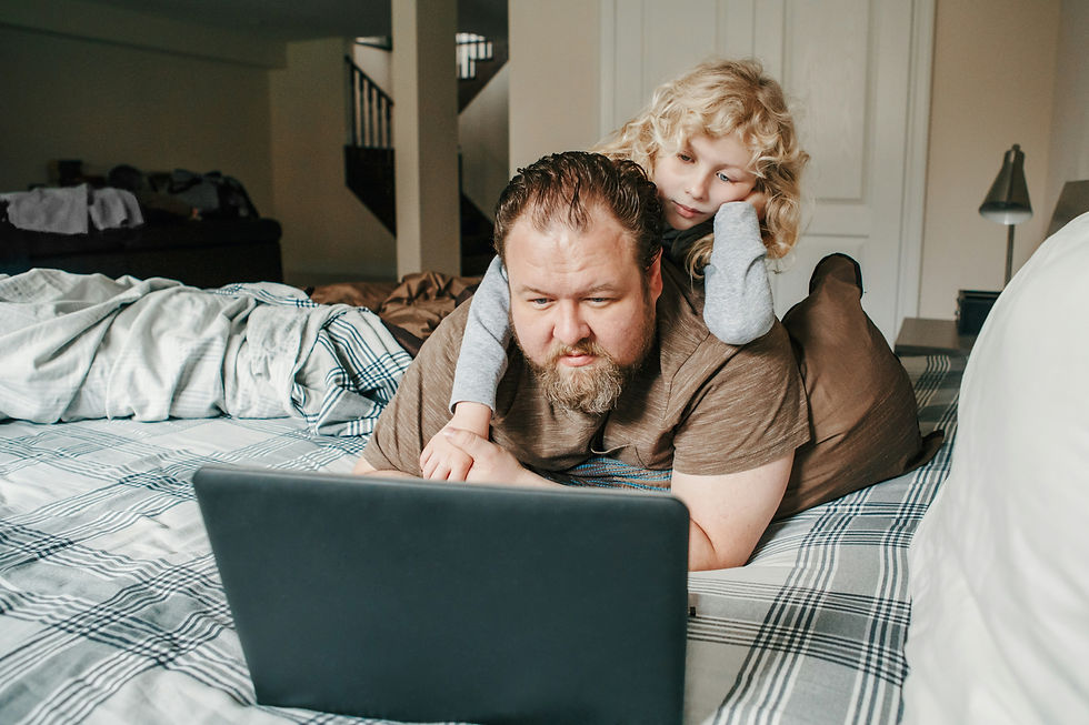 Dochter en vader kijken samen naar laptop