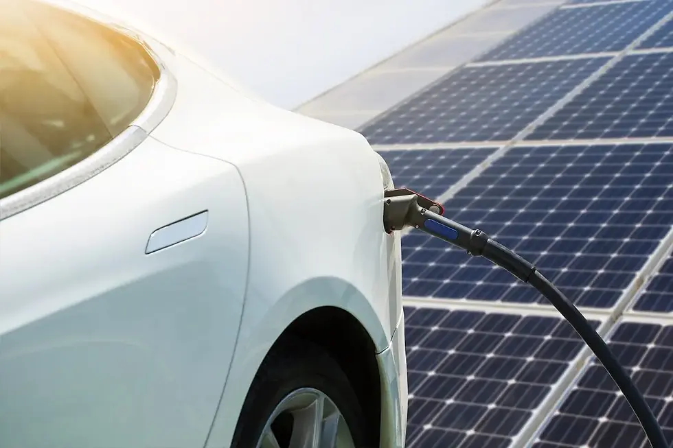 Vehículo eléctrico en estación de carga con paneles solares