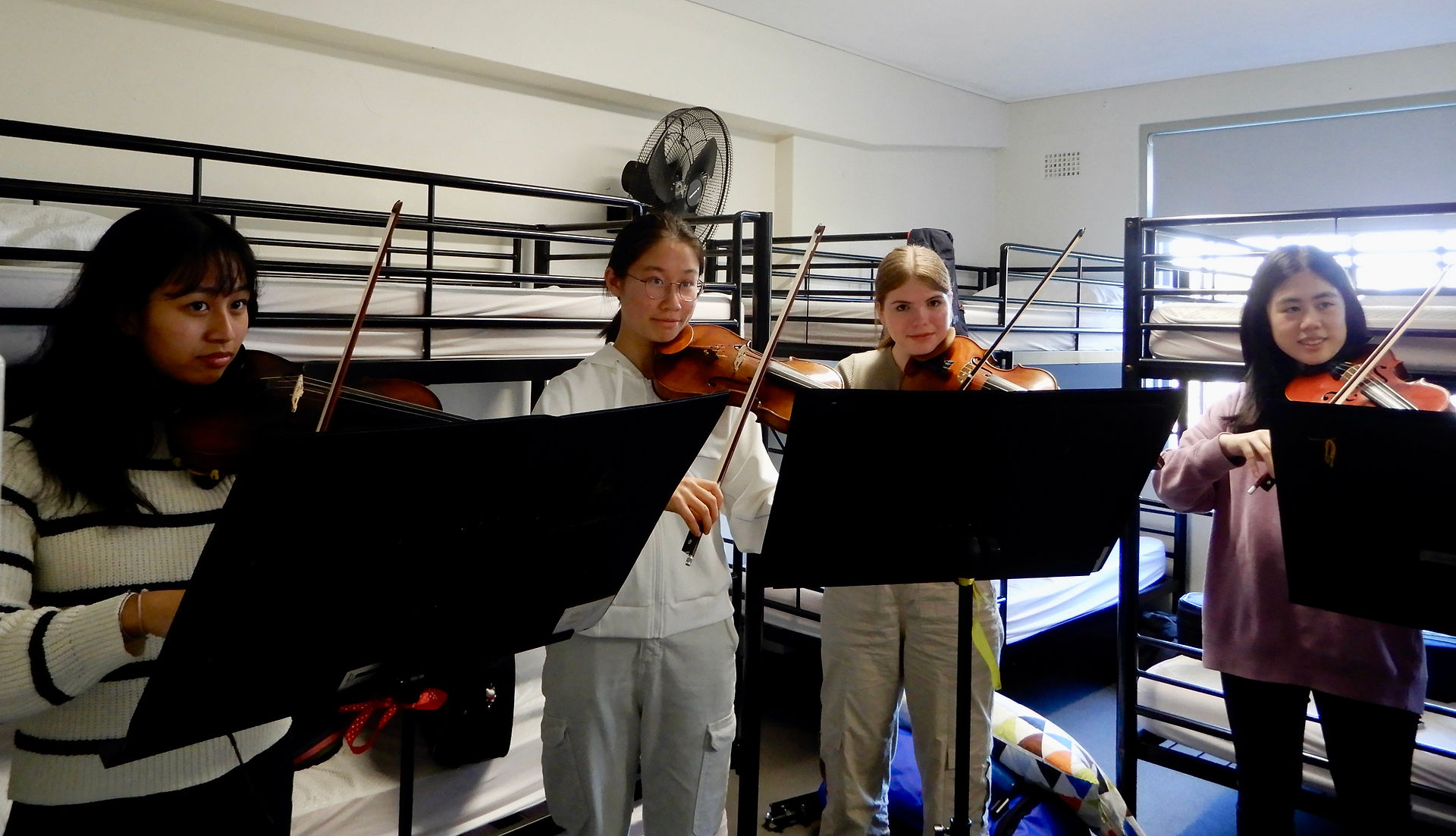 Violin 2 players