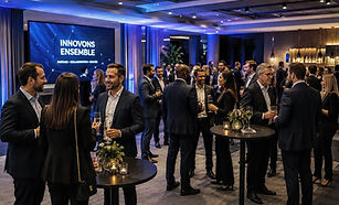 Cocktail d'entreprise avec invités échangeant lors d'un événement professionnel.