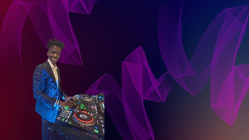 DJ Yeimy LIMONTA souriant aux platines sur fond abstrait violet.