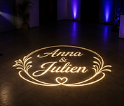 Gobo personnalisé avec projection des prénoms des mariés.