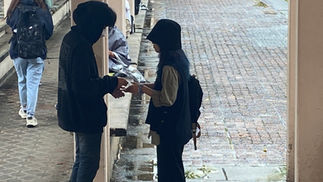 (Made-up Article) Bắt giữ 2 sinh viên dỏm trao đổi hàng cấm ngay trong trường học