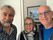 Claude Defiolle, antenniste à Questembert souriant avec deux clients satisfaits après une installation réussie, reflétant son engagement pour la qualité.