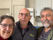 Claude Defiolle, antenniste à Questembert souriant avec deux clients satisfaits après une installation réussie, reflétant son engagement pour la qualité.