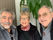 Claude Defiolle, antenniste à Questembert souriant avec deux clients satisfaits après une installation réussie, reflétant son engagement pour la qualité.