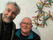 Claude Defiolle, antenniste à Questembert souriant avec deux clients satisfaits après une installation réussie, reflétant son engagement pour la qualité.