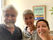 Claude Defiolle, antenniste à Questembert souriant avec deux clients satisfaits après une installation réussie, reflétant son engagement pour la qualité.