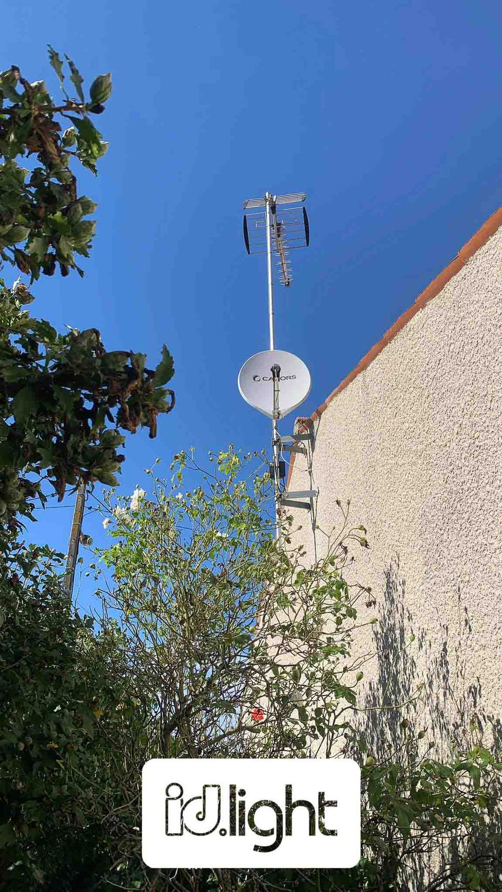 Antenne satellite et antenne TV installées, pour une réception optimale, par Claude Defiolle, antenniste à Questembert.