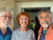 Claude Defiolle, antenniste à Questembert souriant avec deux clients satisfaits après une installation réussie, reflétant son engagement pour la qualité.