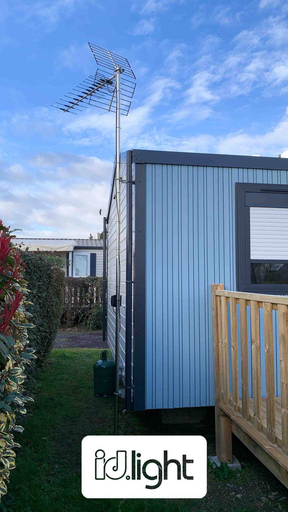 Antenne TNT sur un mobil-home dans un camping, installée par Claude Defiolle, antenniste à Questembert.